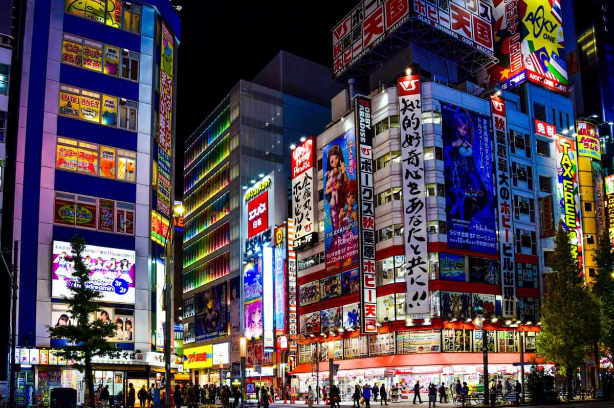 Enseignes lumineuses d'Akihabara Electric Town à Tokyo à la nuit tombée