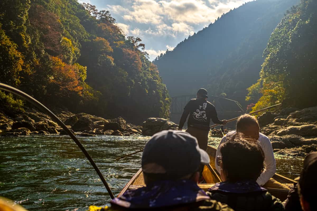 Descente de la rivière Hozu en bateau, érables d'automne, Kameoka