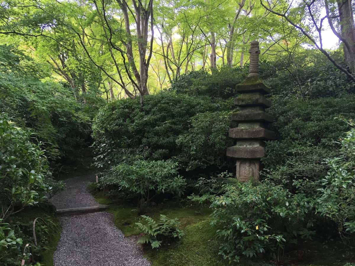 Jardin de la villa Okochi Sanso à Arashiyama, avec sa pagode de pierre