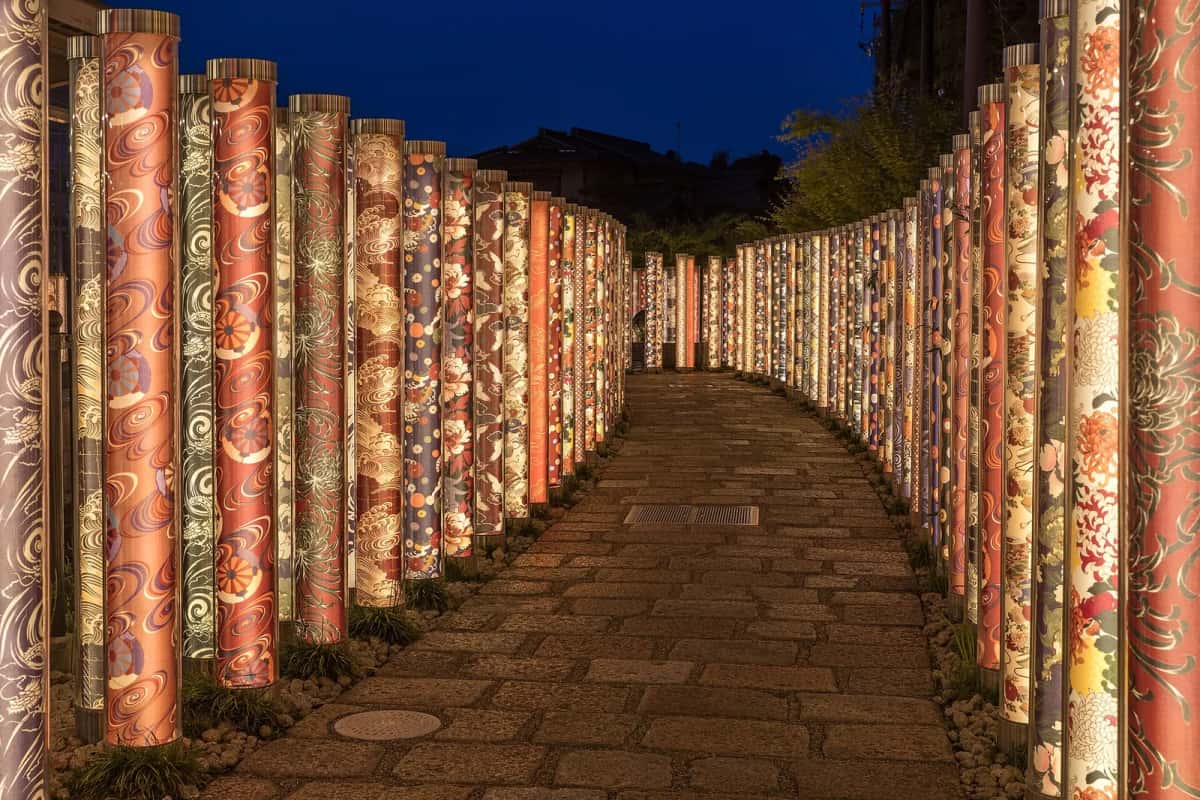 Kimono Forest illuminée à la gare Randen d'Arashiyama, poteaux de tissu kimono