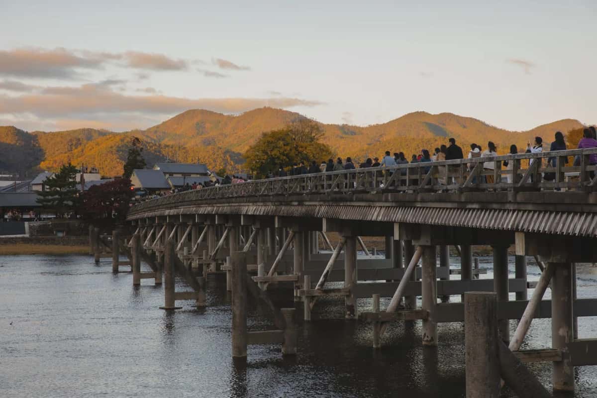 Pont Togetsukyo sur la rivière Katsura, montagne Arashiyama derrière