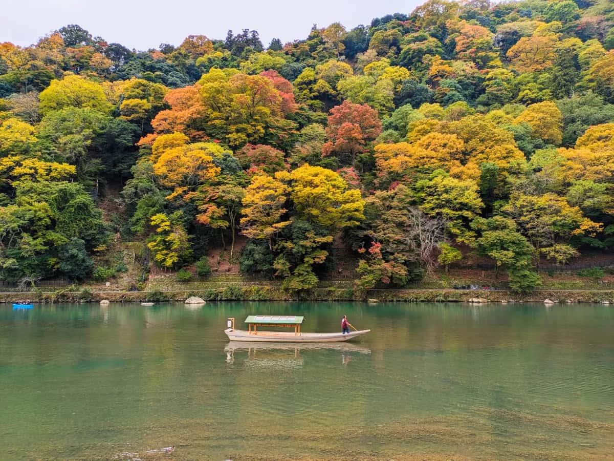 Feuillage d'automne sur la rivière Katsura à Arashiyama, avec un bateau traditionnel