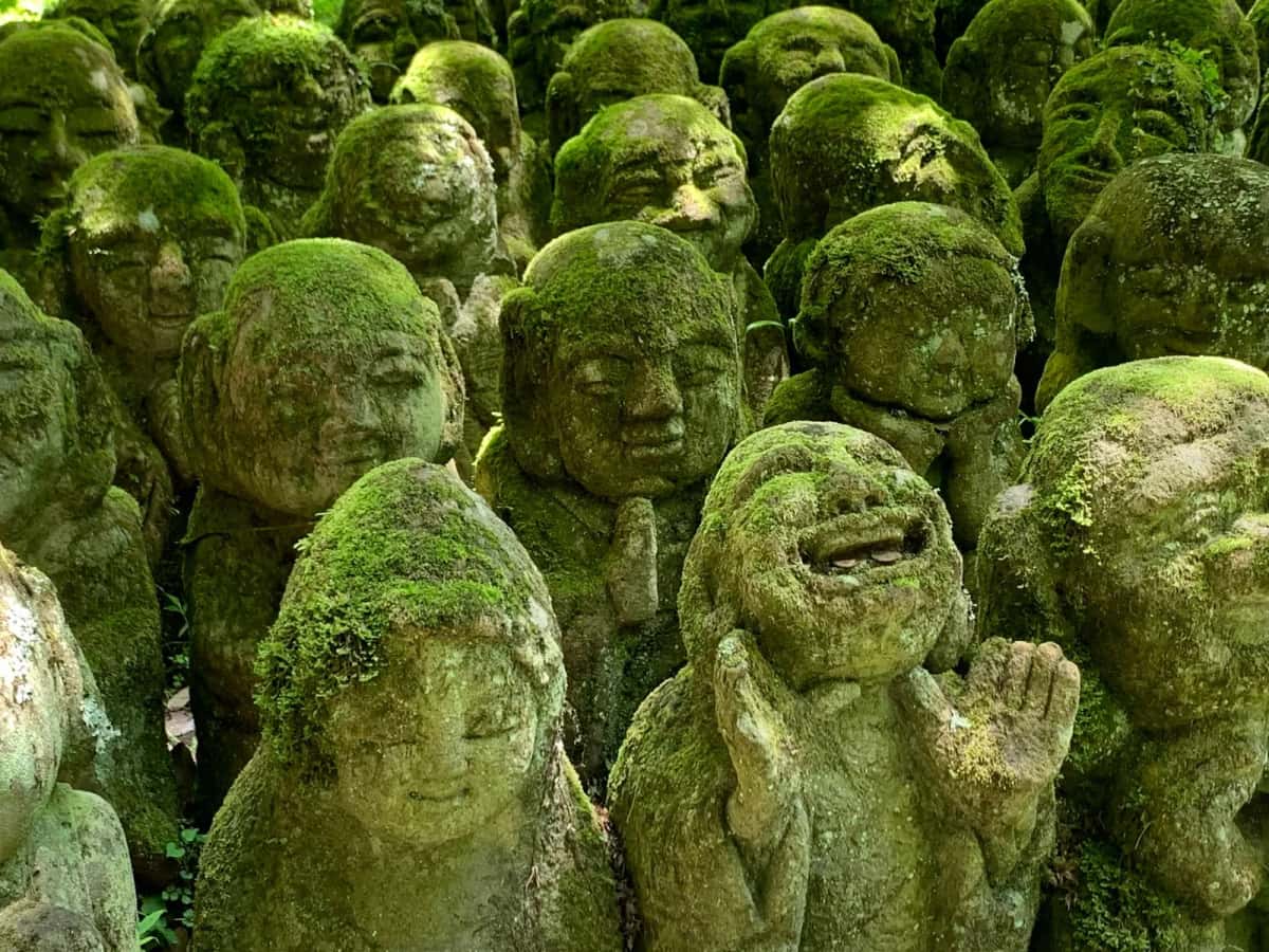 Statues rakan recouvertes de mousse à l'Otagi Nenbutsu-ji, Arashiyama