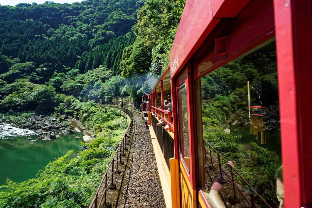 Train romantique Sagano longeant la rivière Hozu dans la gorge de Hozukyo