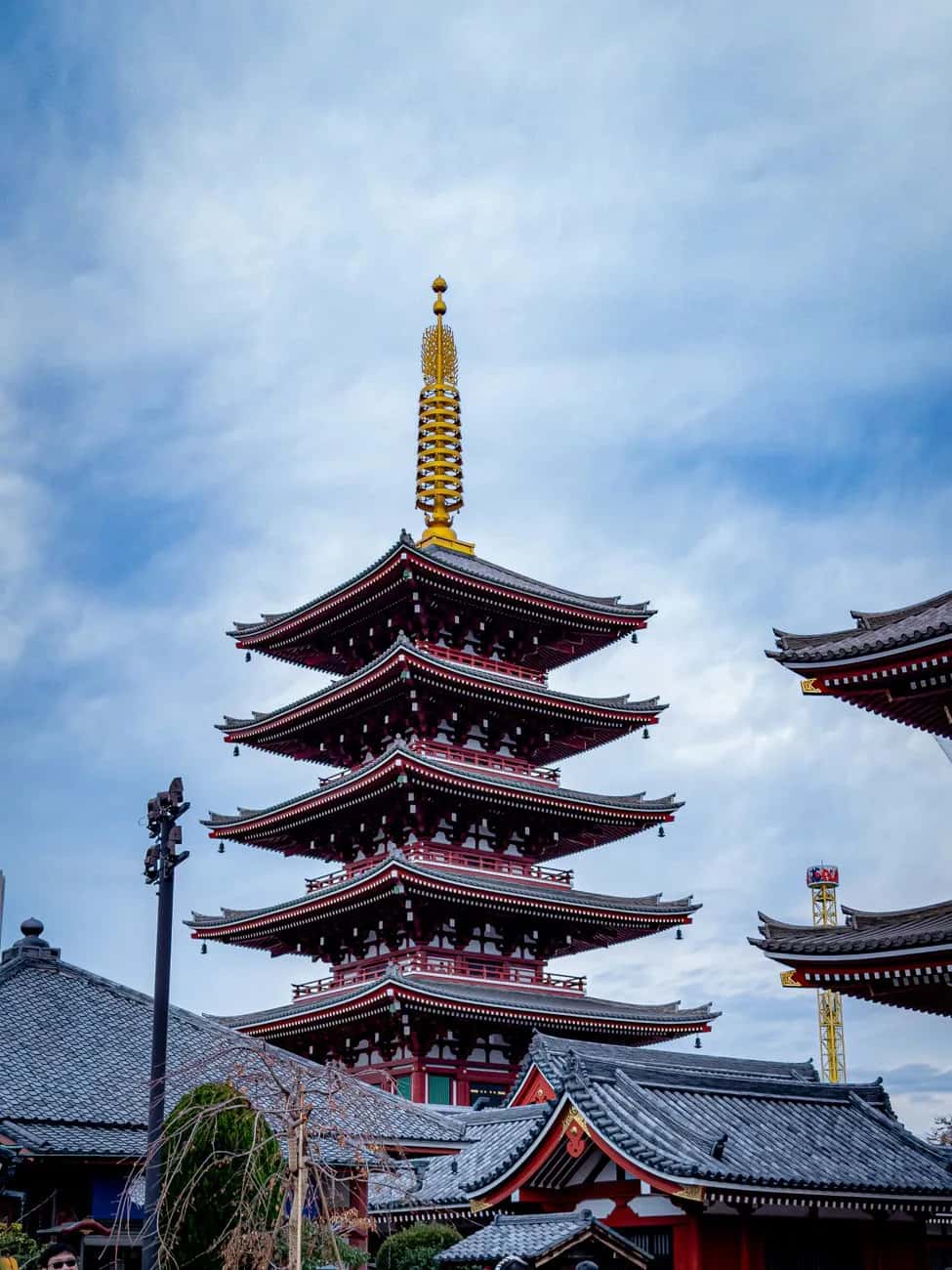 La pagode à cinq étages du Senso-ji à Asakusa, Tokyo, au-dessus des toits du temple