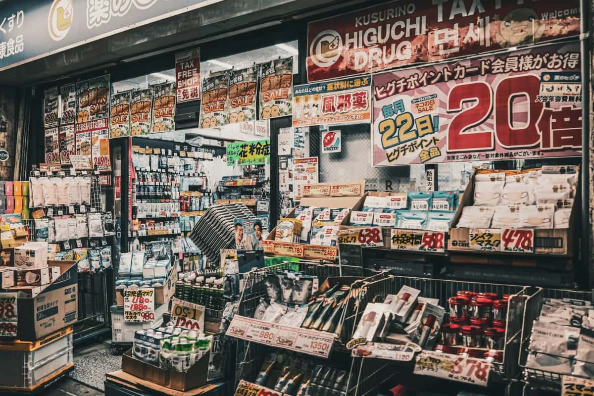 Devanture d'une pharmacie japonaise kusuri avec ses étals de médicaments et de masques