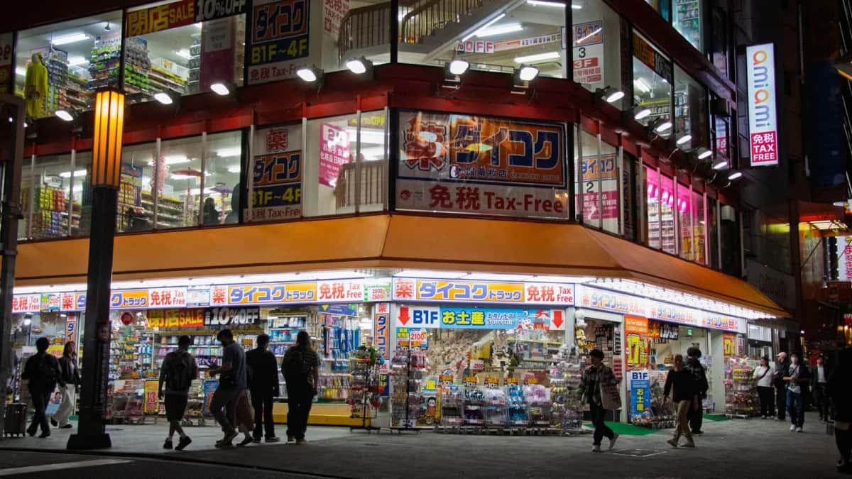 Pharmacie Daikoku Drug éclairée la nuit dans une rue de Tokyo