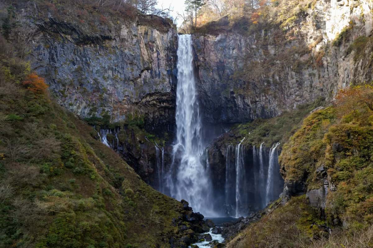 Cascade Kegon entourée de feuillages d'automne à Nikko