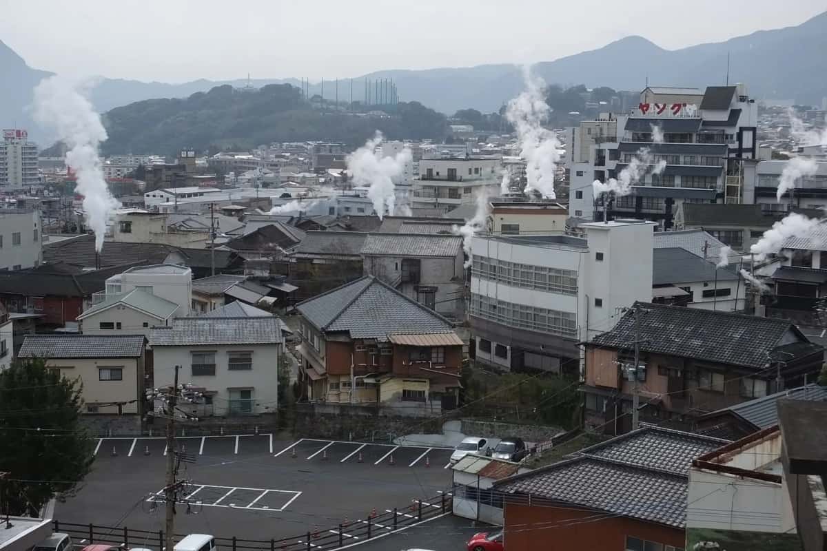 Les panaches de vapeur au-dessus des toits de Kannawa, à Beppu