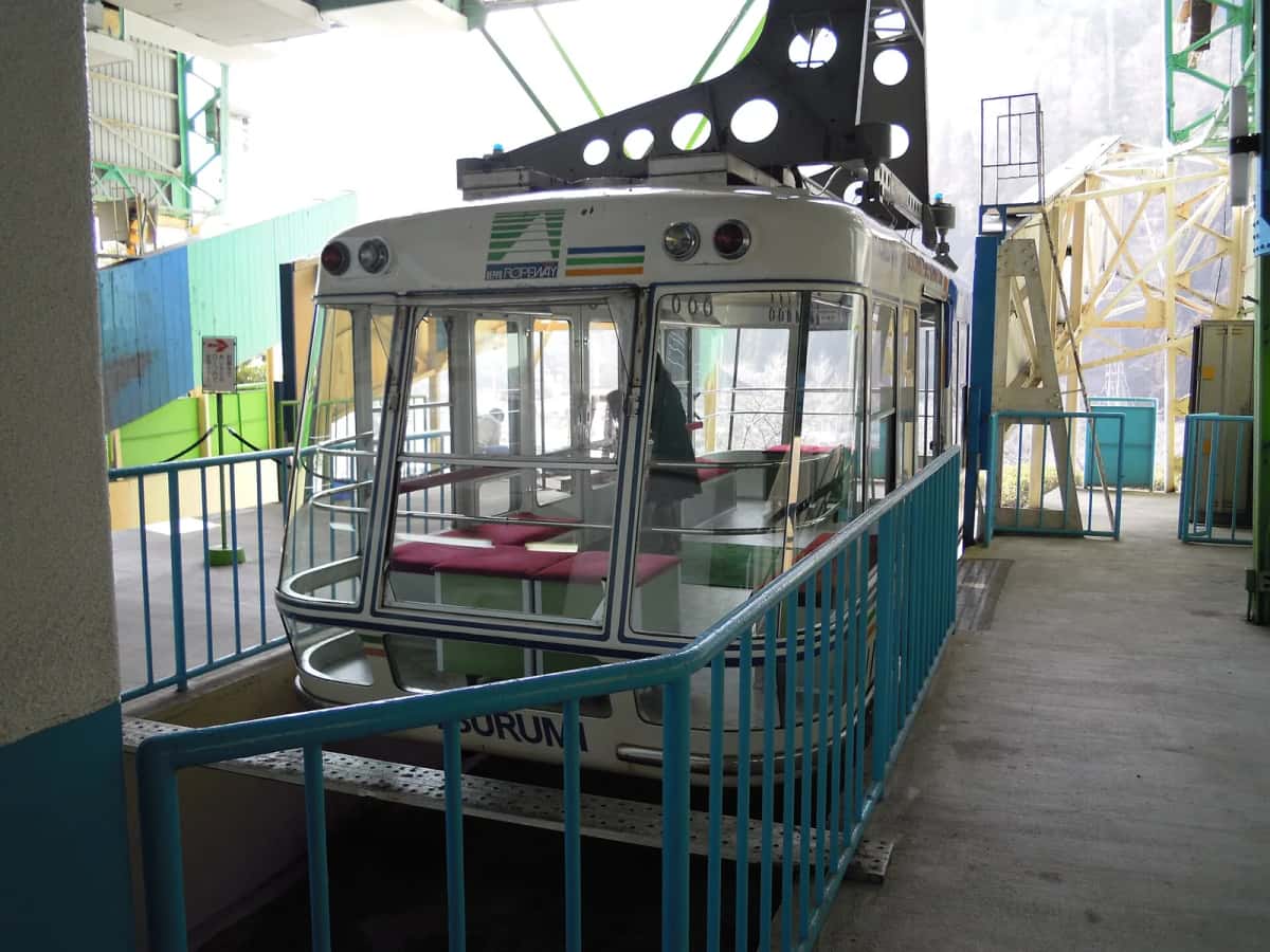 Cabine du téléphérique de Beppu à quai dans la gare de départ, avant la montée vers le mont Tsurumi