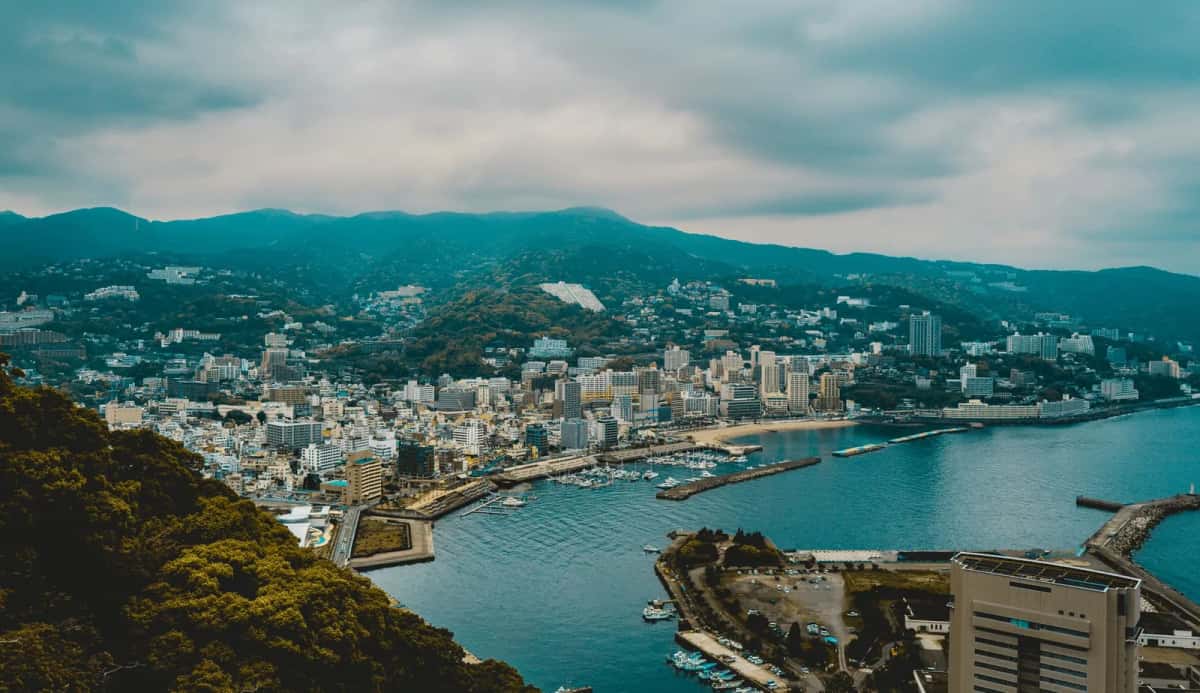 Vue aérienne de la baie et de la ville d'Atami, entre mer et montagnes, préfecture de Shizuoka, Japon