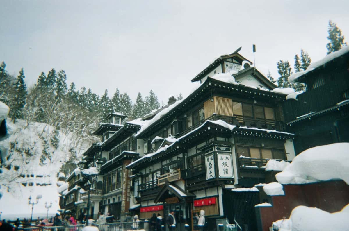 Ryokan en bois de Ginzan Onsen sous la neige, préfecture de Yamagata, Tohoku