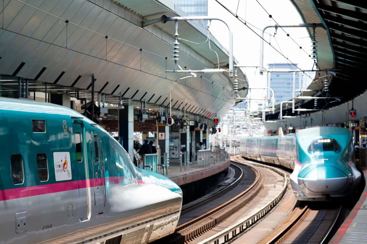 Shinkansen E5 Hayabusa vert à quai en gare de Tokyo