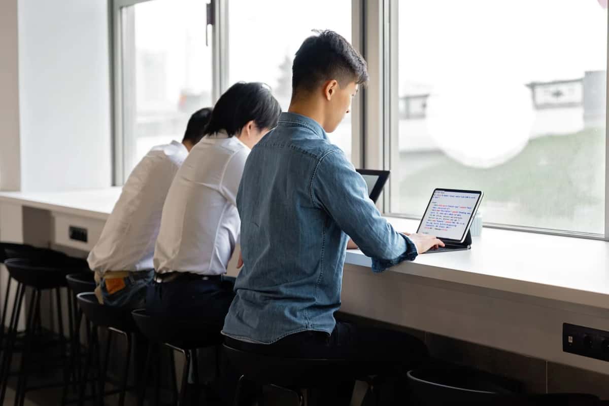 Personnes travaillant sur ordinateur dans un espace de coworking