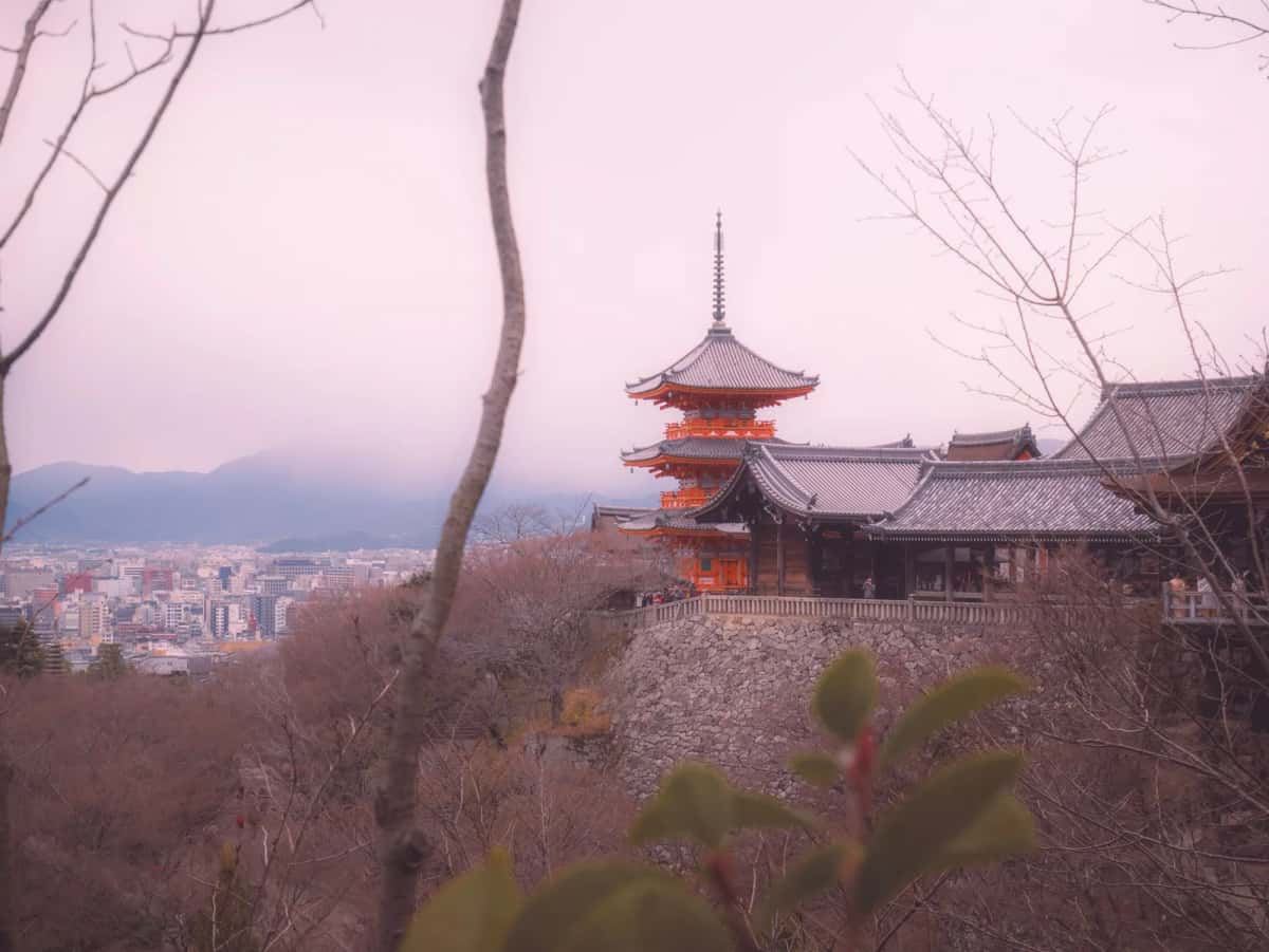 La pagode de Kiyomizu-dera dominant les toits de Kyoto