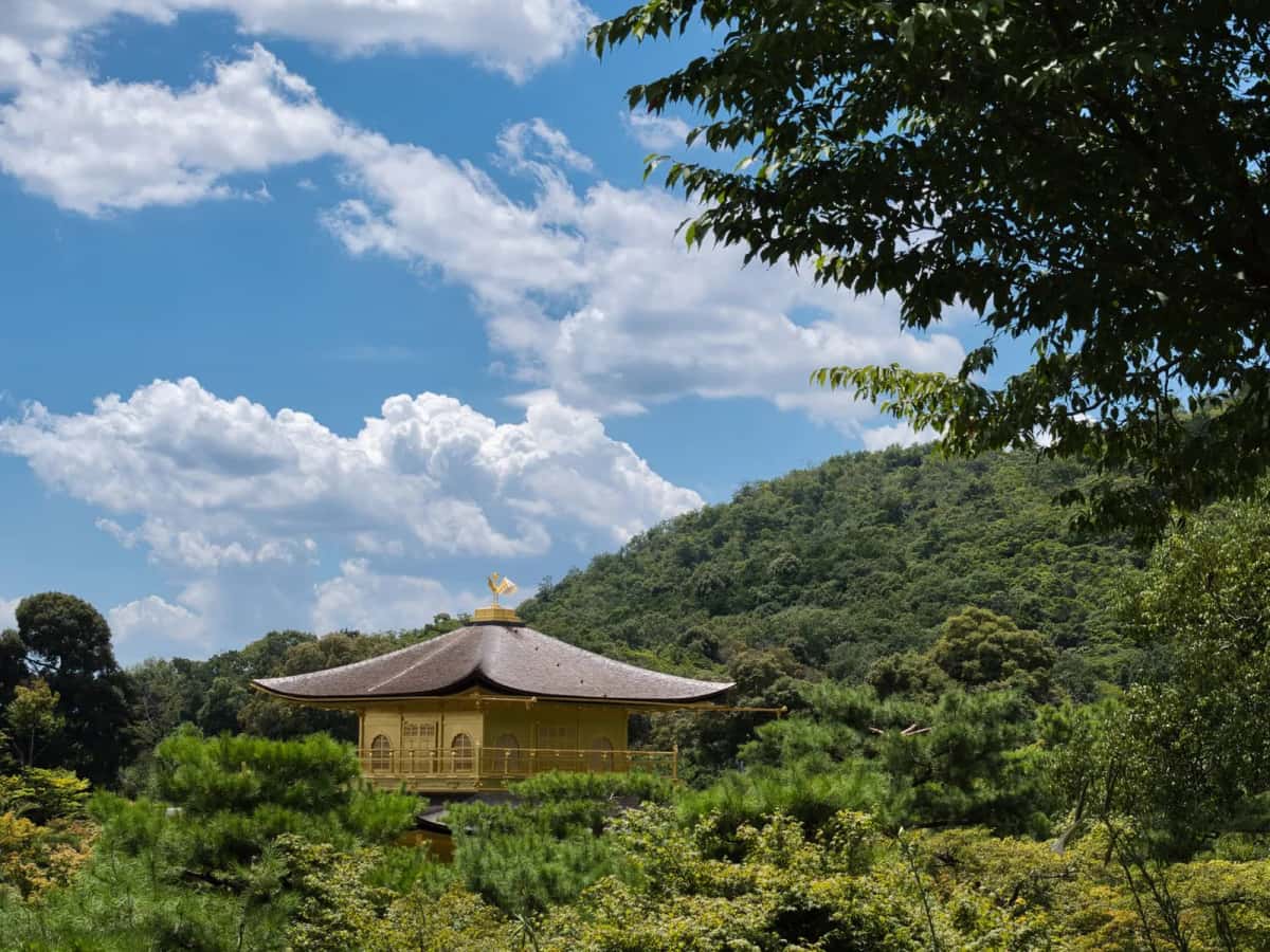 Le Pavillon d'Or de Kinkaku-ji au-dessus de son étang