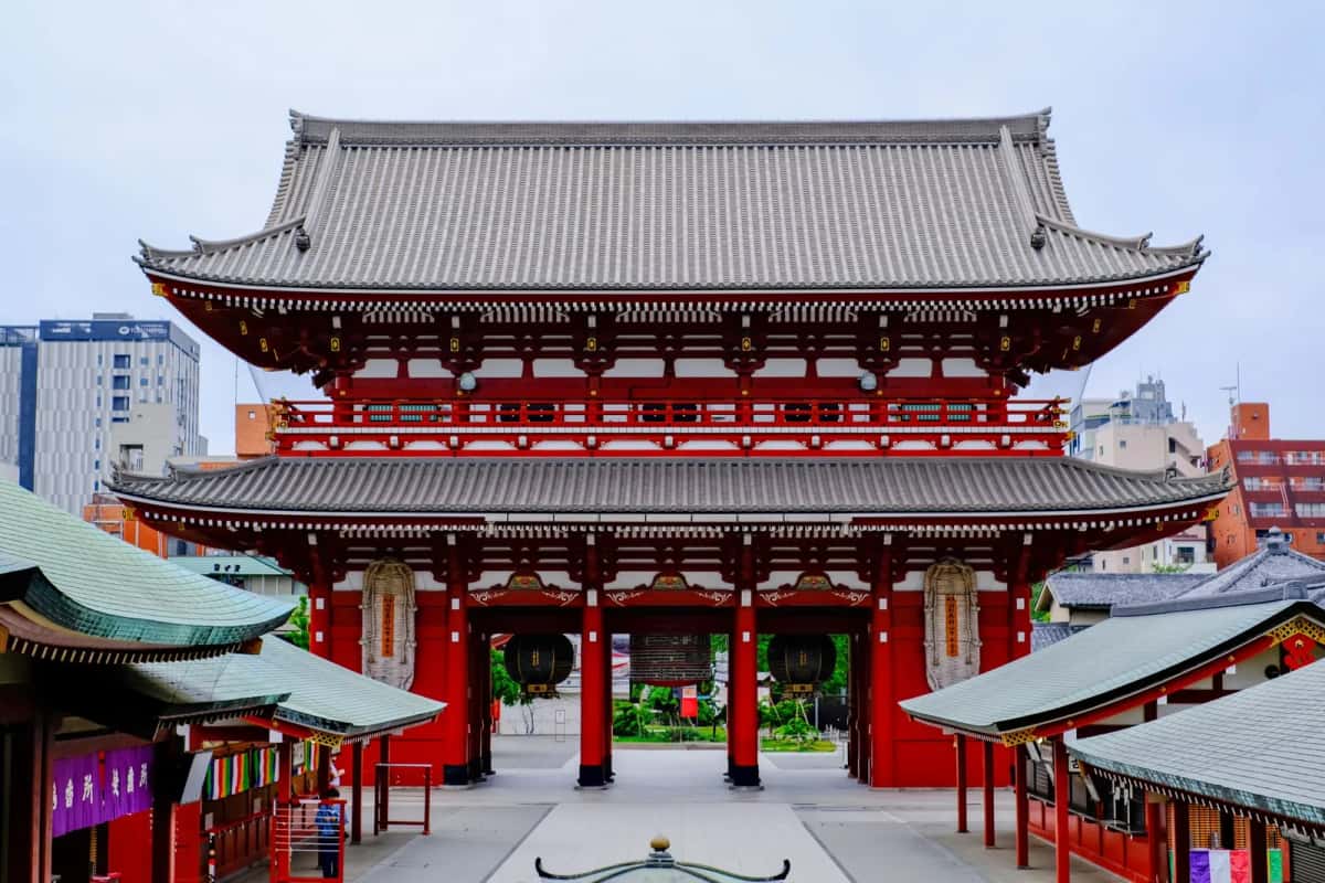 La porte Hozomon du temple Senso-ji à Asakusa