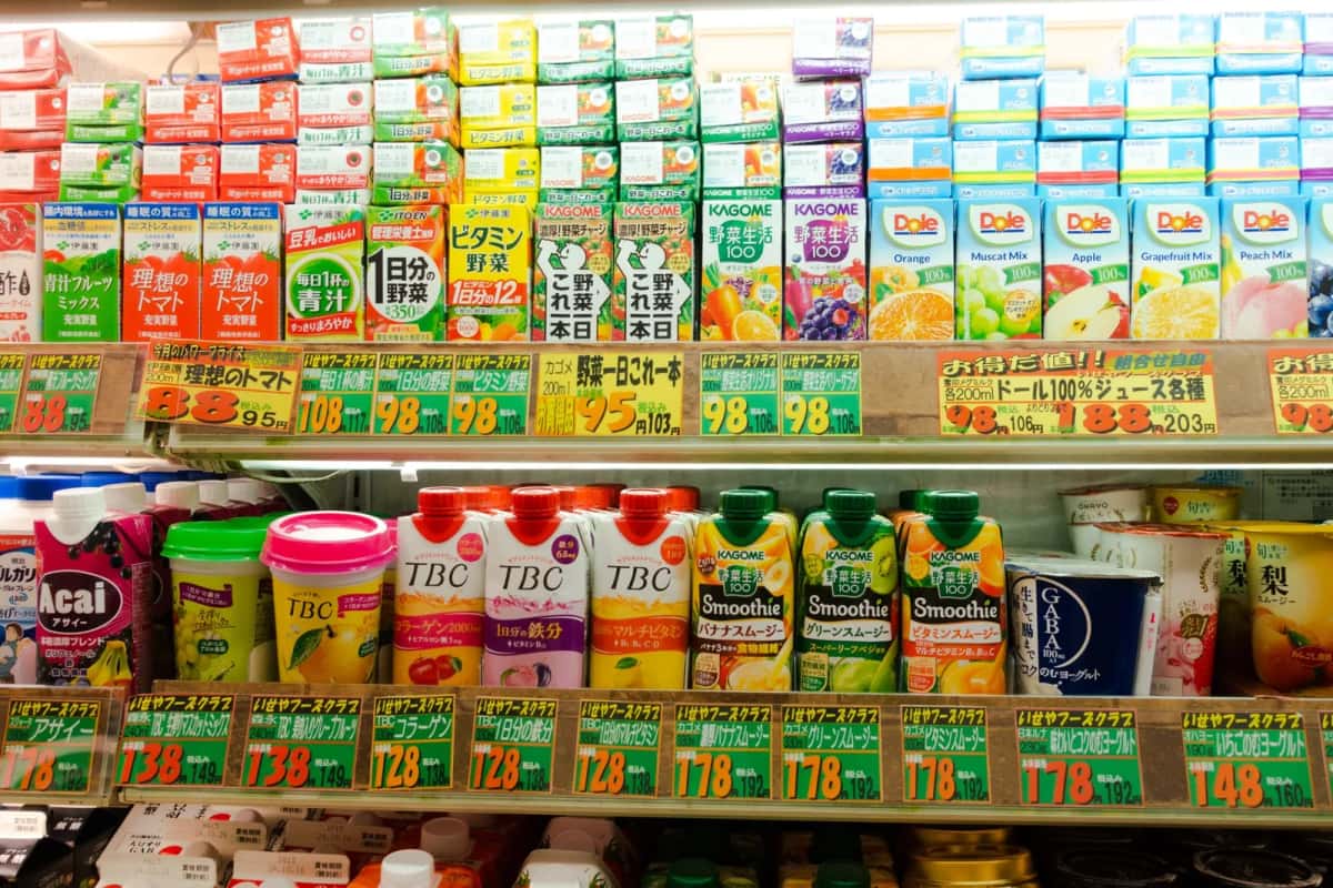 Rayon de boissons dans un supermarché japonais avec étiquettes de prix en yens