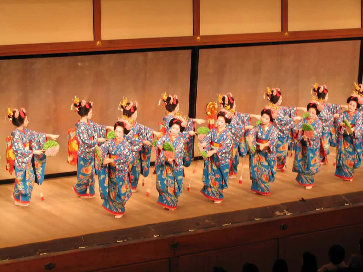Une rangée de maiko dansant sur scène pendant la Miyako Odori à Kyoto