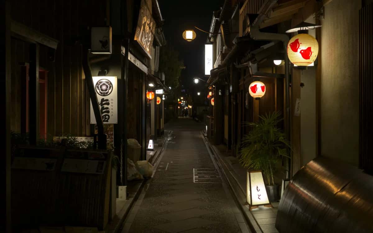 Ruelle de Pontocho à Kyoto le soir, éclairée par des lanternes rouges