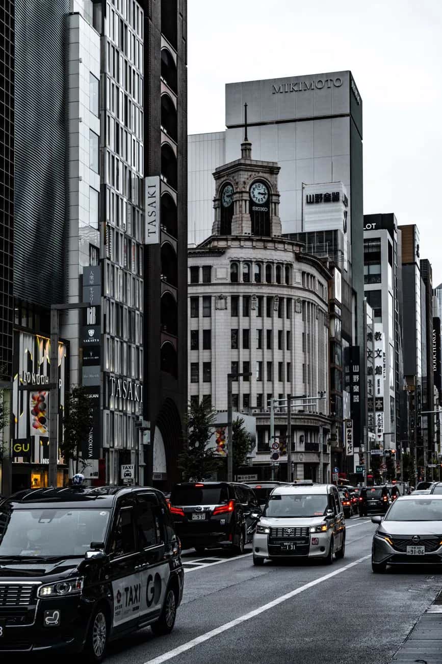 La tour d'horloge du bâtiment Wako au carrefour de Ginza 4-chome, à Tokyo, avec les taxis en contrebas