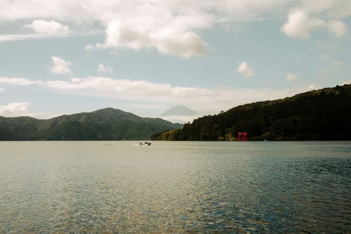 Lac Ashi de Hakone avec le torii rouge sur l'eau et le Mont Fuji en arrière-plan