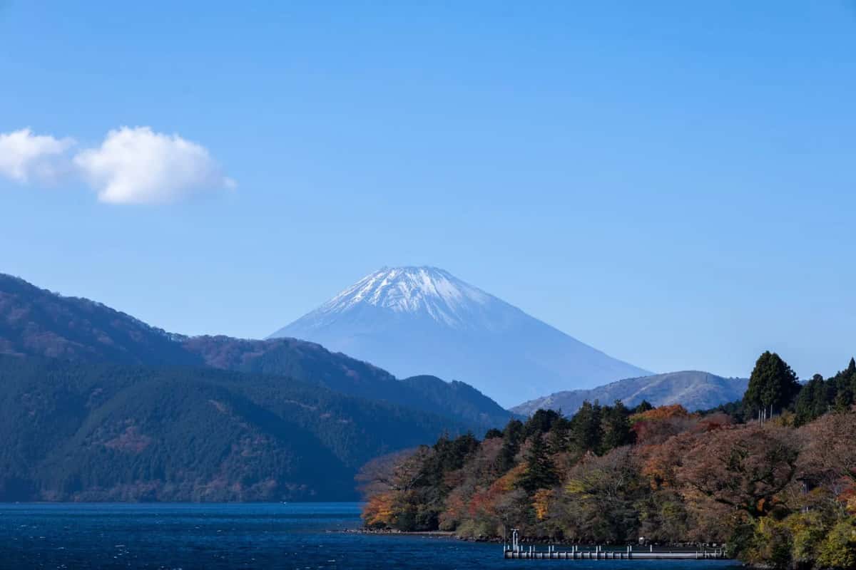 Le Mont Fuji enneigé vu au-dessus d'un lac depuis la région de Hakone