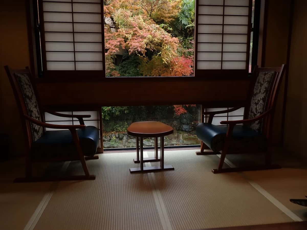 Chambre de ryokan japonais traditionnel avec tatamis à Hakone
