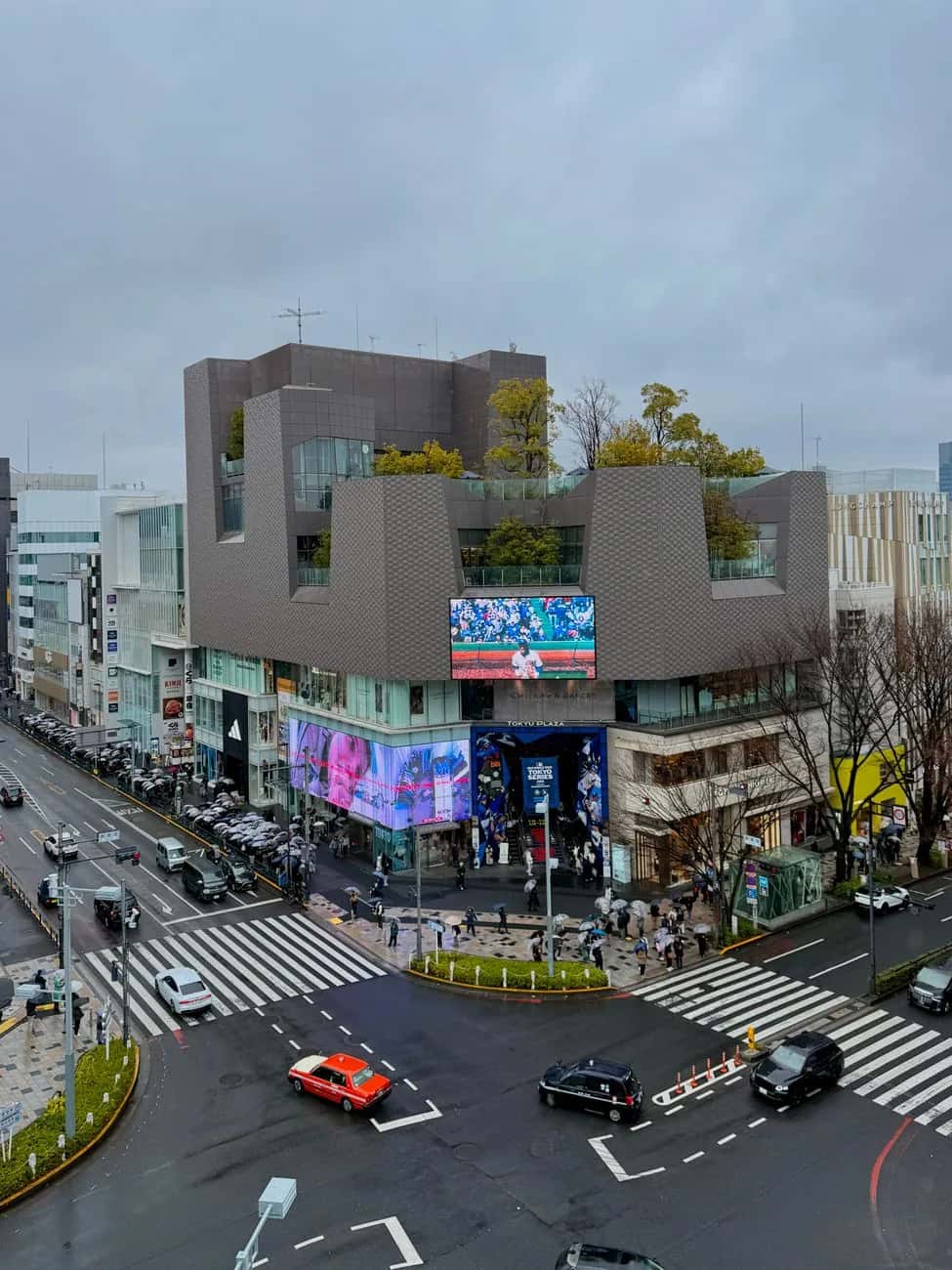 Vue plongeante sur le carrefour d'Omotesando et de Meiji-dori et le Tokyu Plaza au toit planté d'arbres