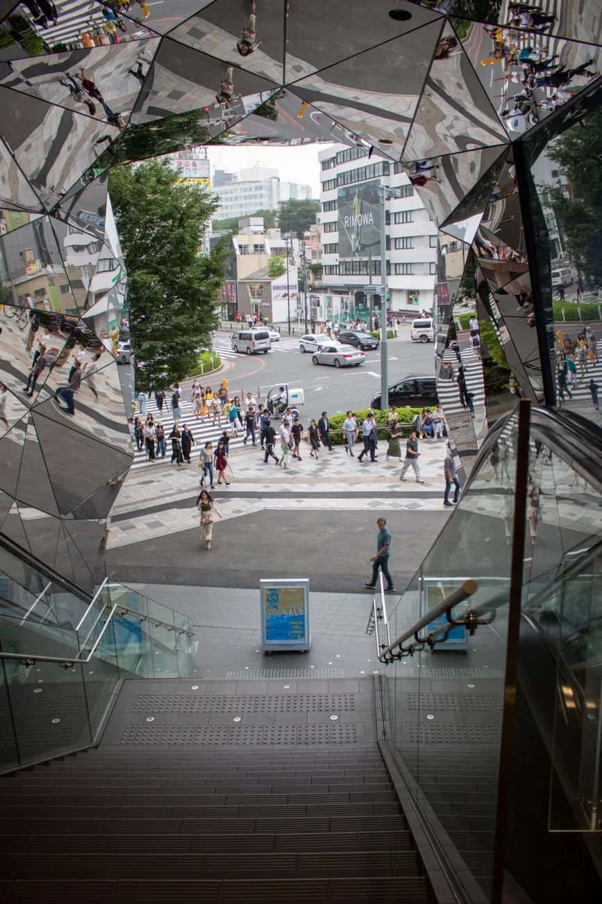 Escalier d'entrée en miroirs du Tokyu Plaza Omotesando, ouvrant sur le carrefour de Harajuku