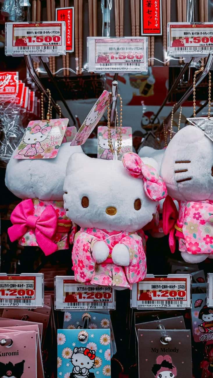 Peluches Hello Kitty en kimono à fleurs suspendues dans une boutique de souvenirs de Tokyo