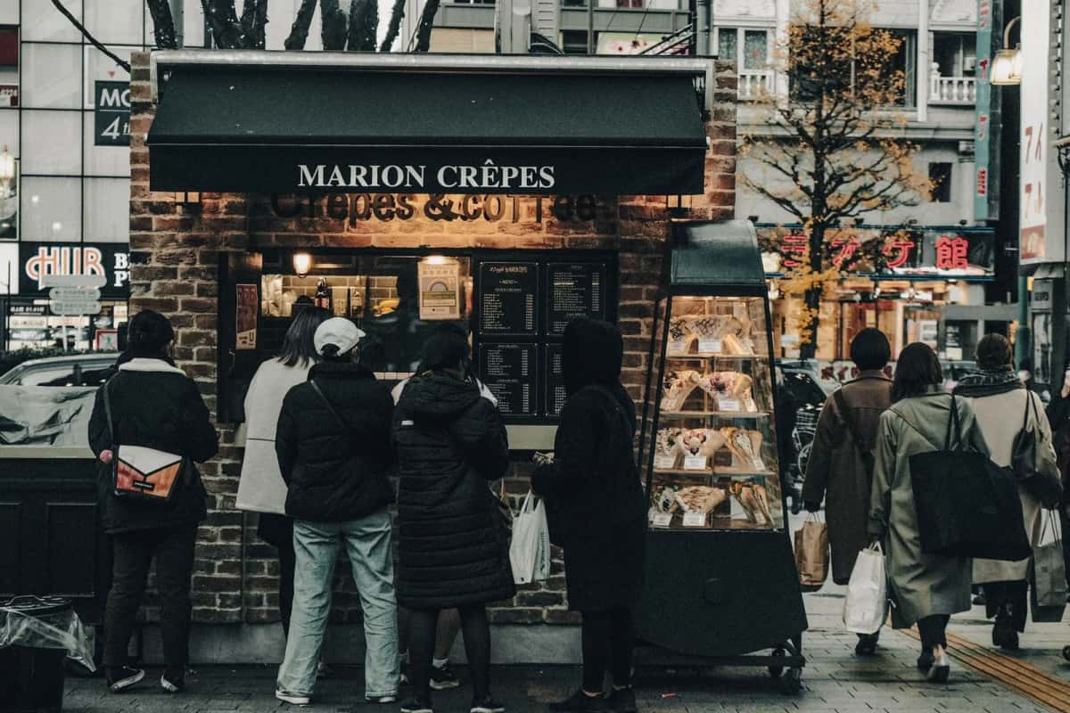 File d'attente devant un stand Marion Crêpes, la crêperie historique de Harajuku