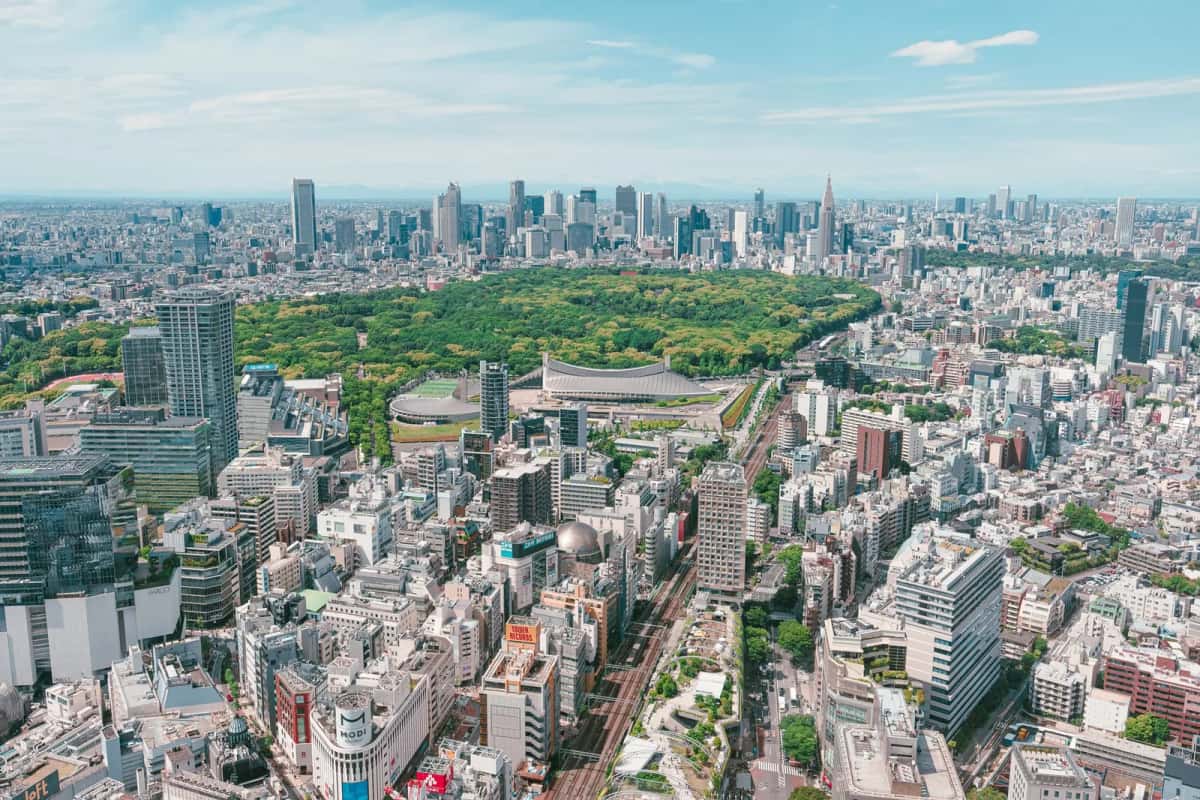 Vue aérienne de la forêt du Meiji Jingu et du parc Yoyogi entre Harajuku et les tours de Shinjuku