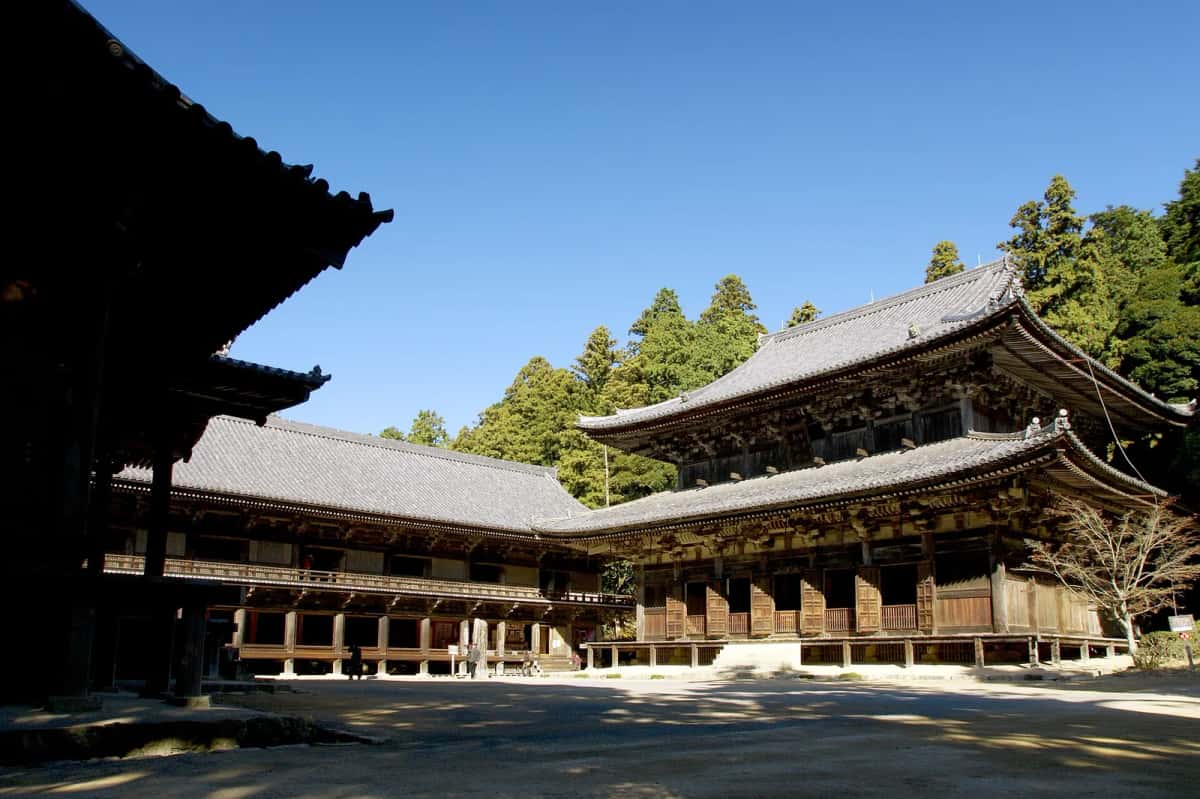 Les bâtiments en bois du Mitsunodō autour de leur cour, au temple Engyō-ji du mont Shosha