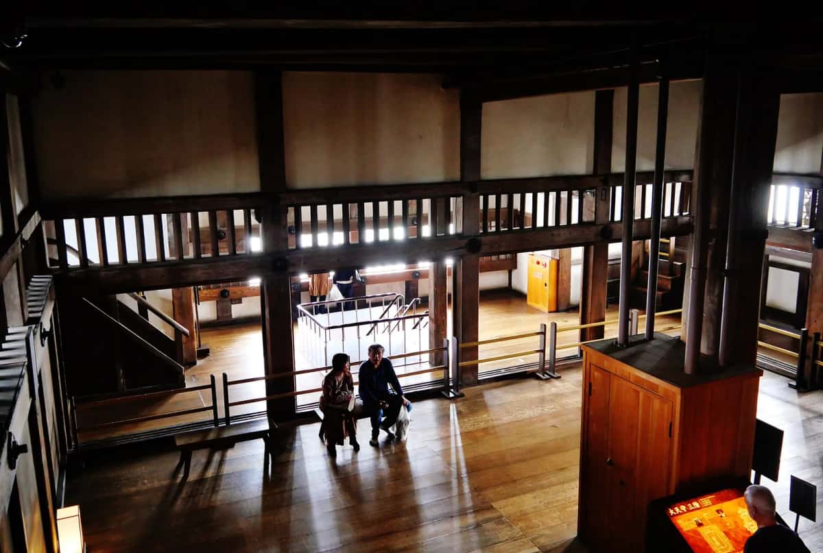 Charpente en bois, escalier et planchers à l'intérieur du donjon du château de Himeji