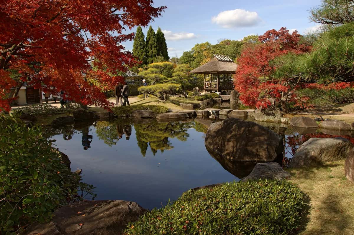 Étang, pavillon et érables rouges du jardin Kōko-en à Himeji en automne