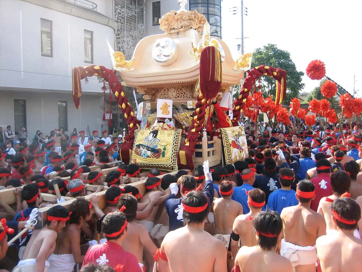 Mikoshi porté par la foule au Nada no Kenka Matsuri de Himeji
