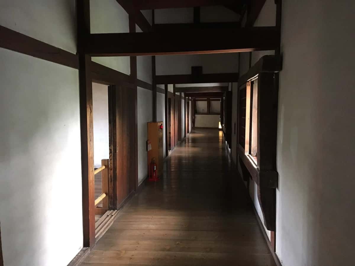 Long couloir en bois Hyakken Rōka dans l'enceinte Nishi-no-maru du château de Himeji