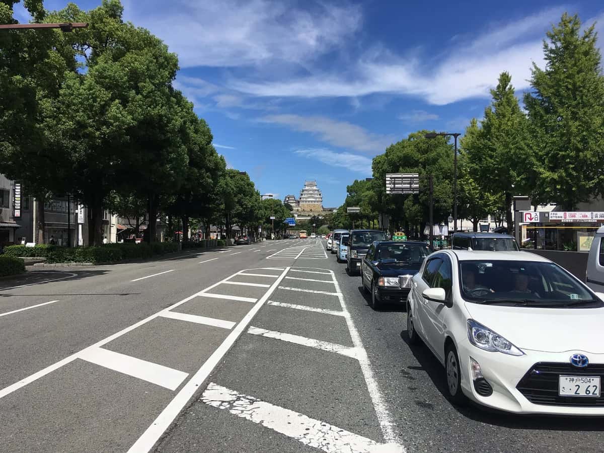 Avenue Otemae-dori qui mène de la gare de Himeji au château blanc, au bout de la perspective