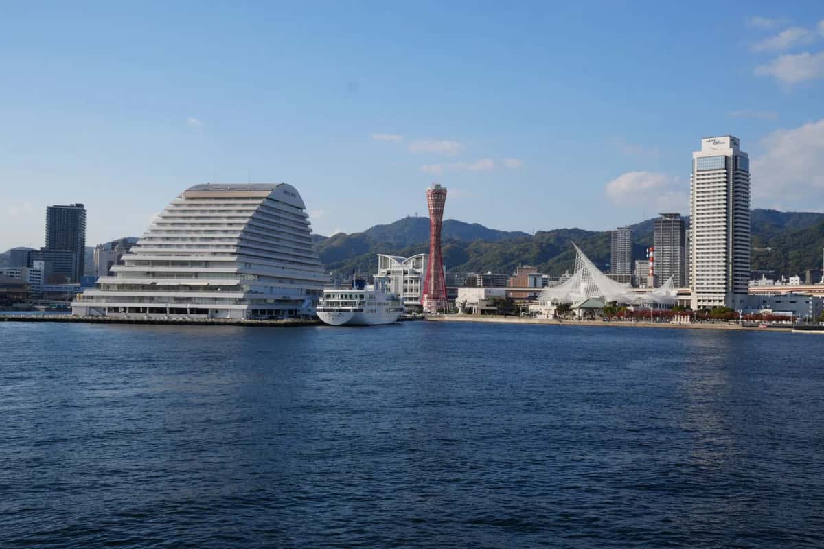 Le port de Kobe et sa tour rouge, vus depuis Meriken Park