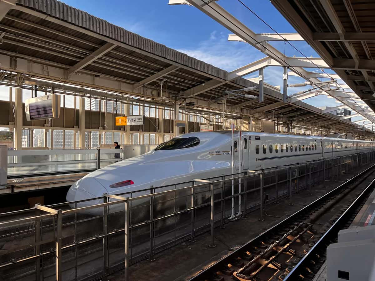 Shinkansen N700 à quai dans une gare JR West, comme ceux qui desservent Himeji