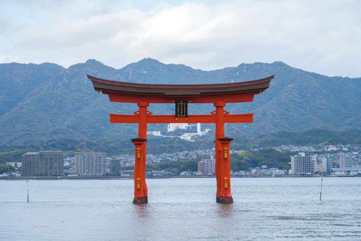 Le grand torii vermillon de Miyajima posé sur la mer, près d'Hiroshima