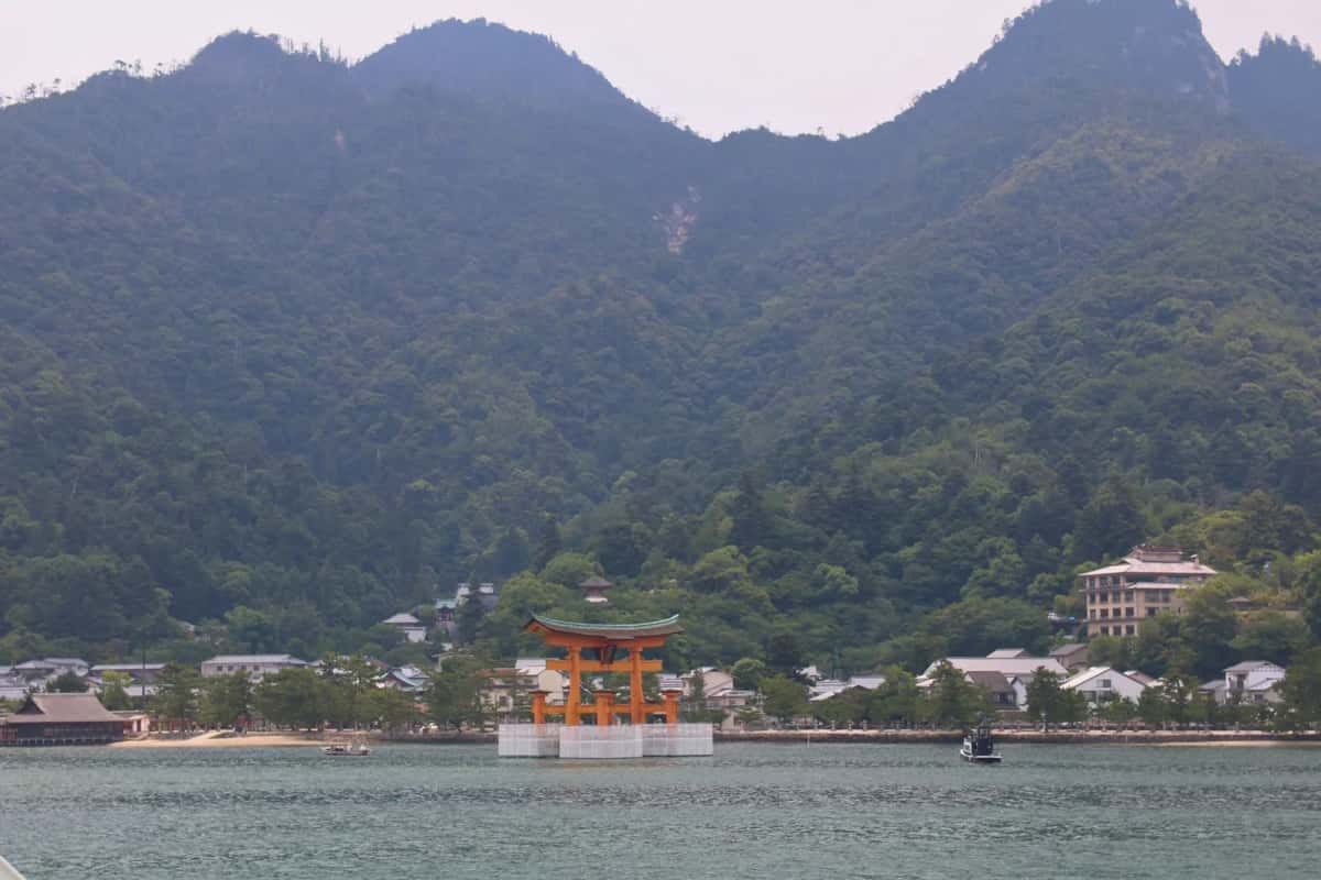 Vue sur l'île de Miyajima et la mer intérieure de Seto, près de Hiroshima
