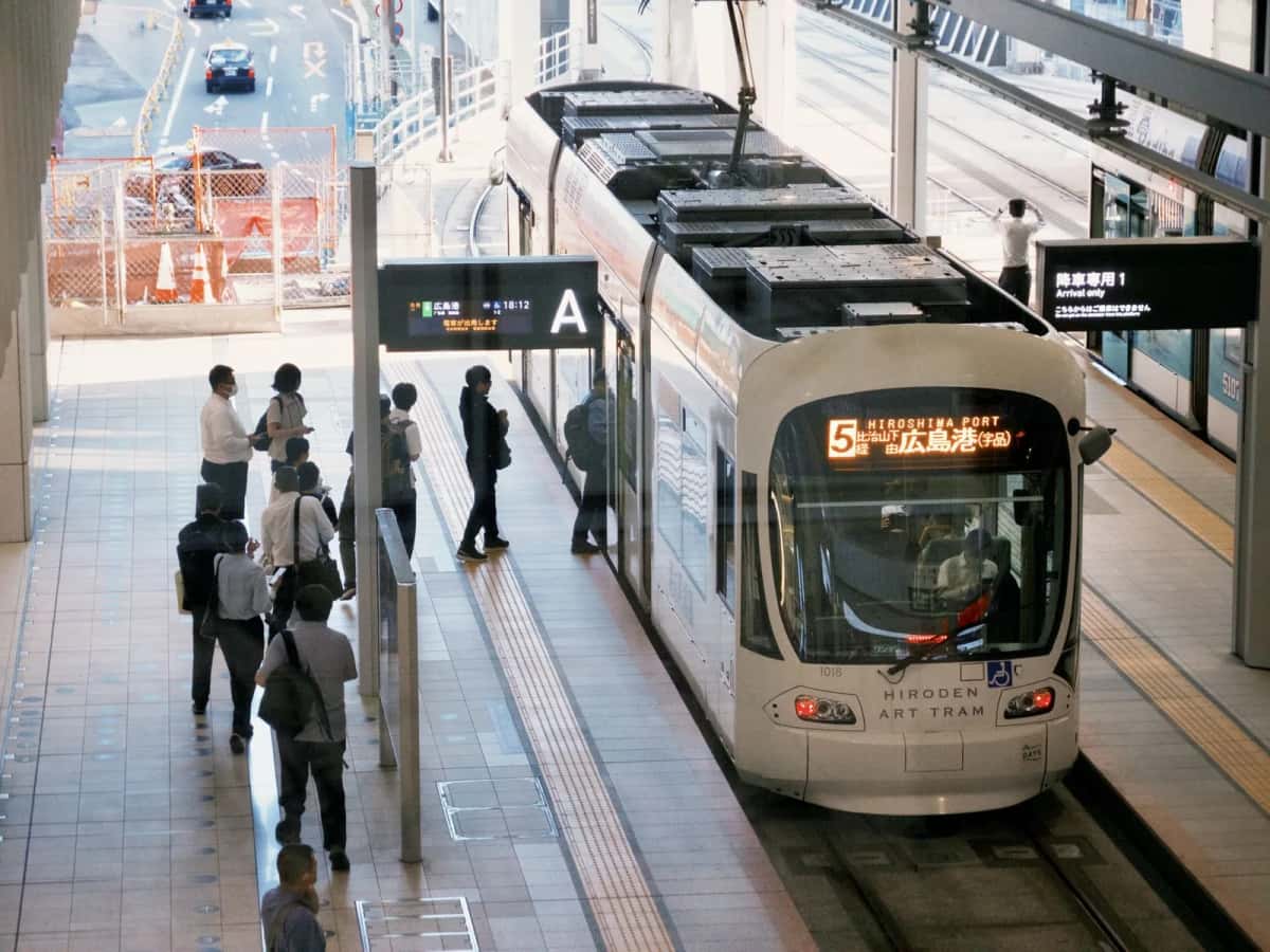 Tramway Hiroden dans une rue d'Hiroshima
