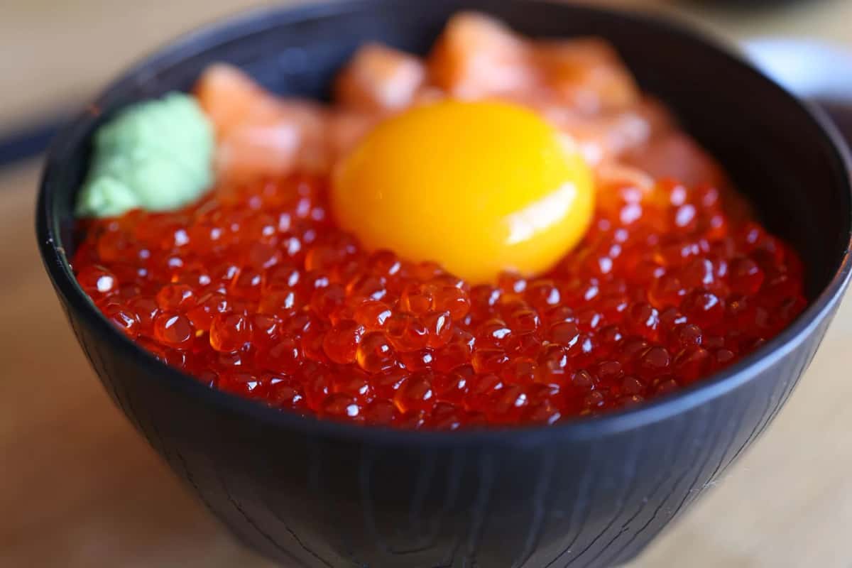 Bol de riz garni d'ikura (œufs de saumon), spécialité d'Hokkaido