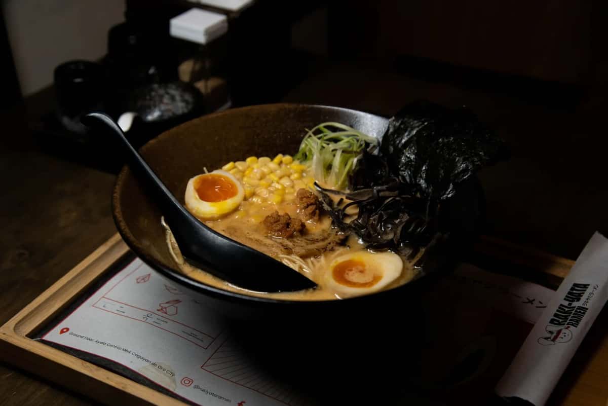 Bol de miso ramen de Sapporo avec maïs, œuf et nouilles épaisses
