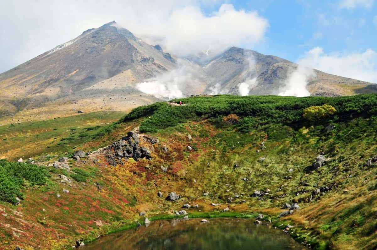 Le mont Asahidake et ses fumerolles, plateau aux couleurs d'automne, parc de Daisetsuzan