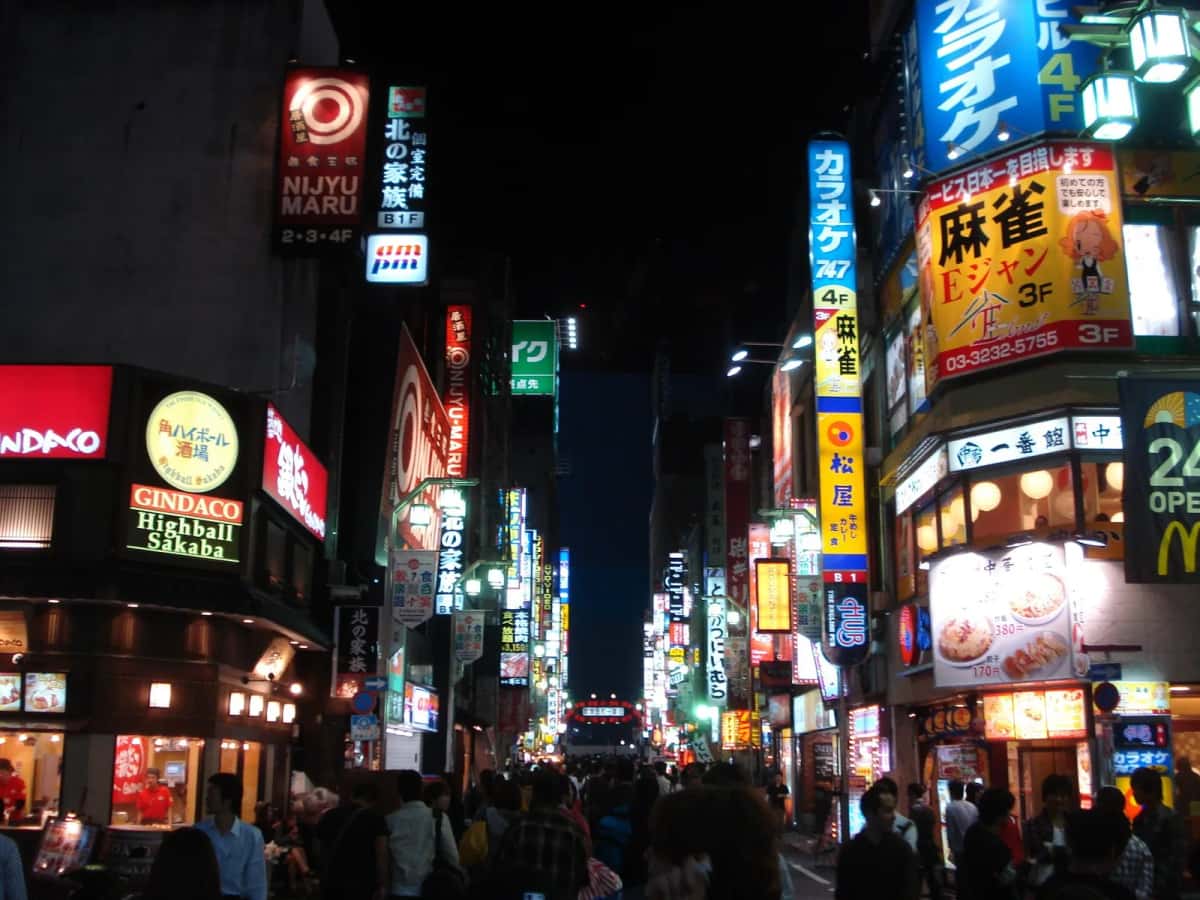 Rue de Kabukicho la nuit avec enseignes de karaoké, de mahjong et de restaurants, Shinjuku, Tokyo