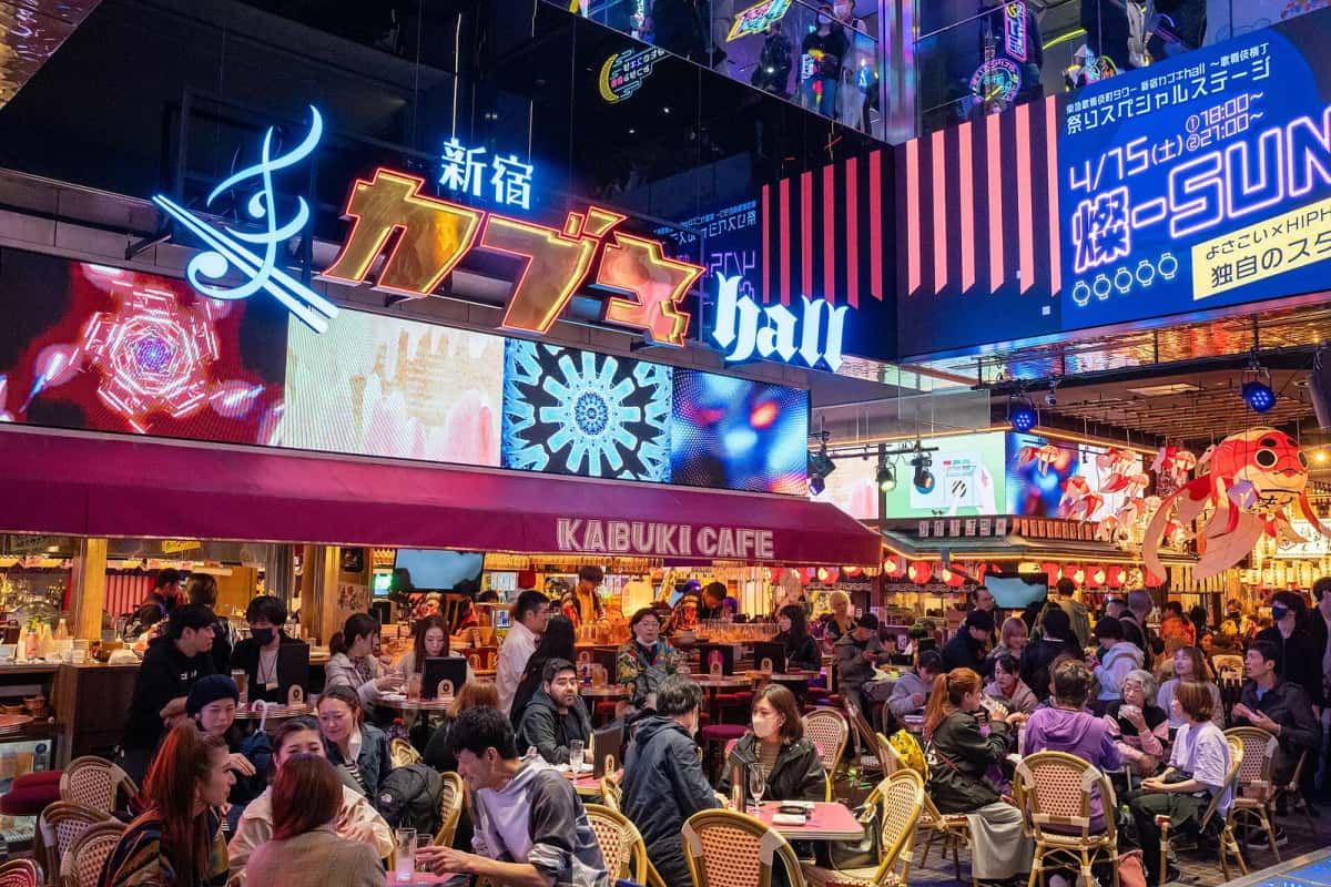 Le food hall Kabuki Yokocho dans la Tokyu Kabukicho Tower, avec ses écrans et ses néons, Shinjuku