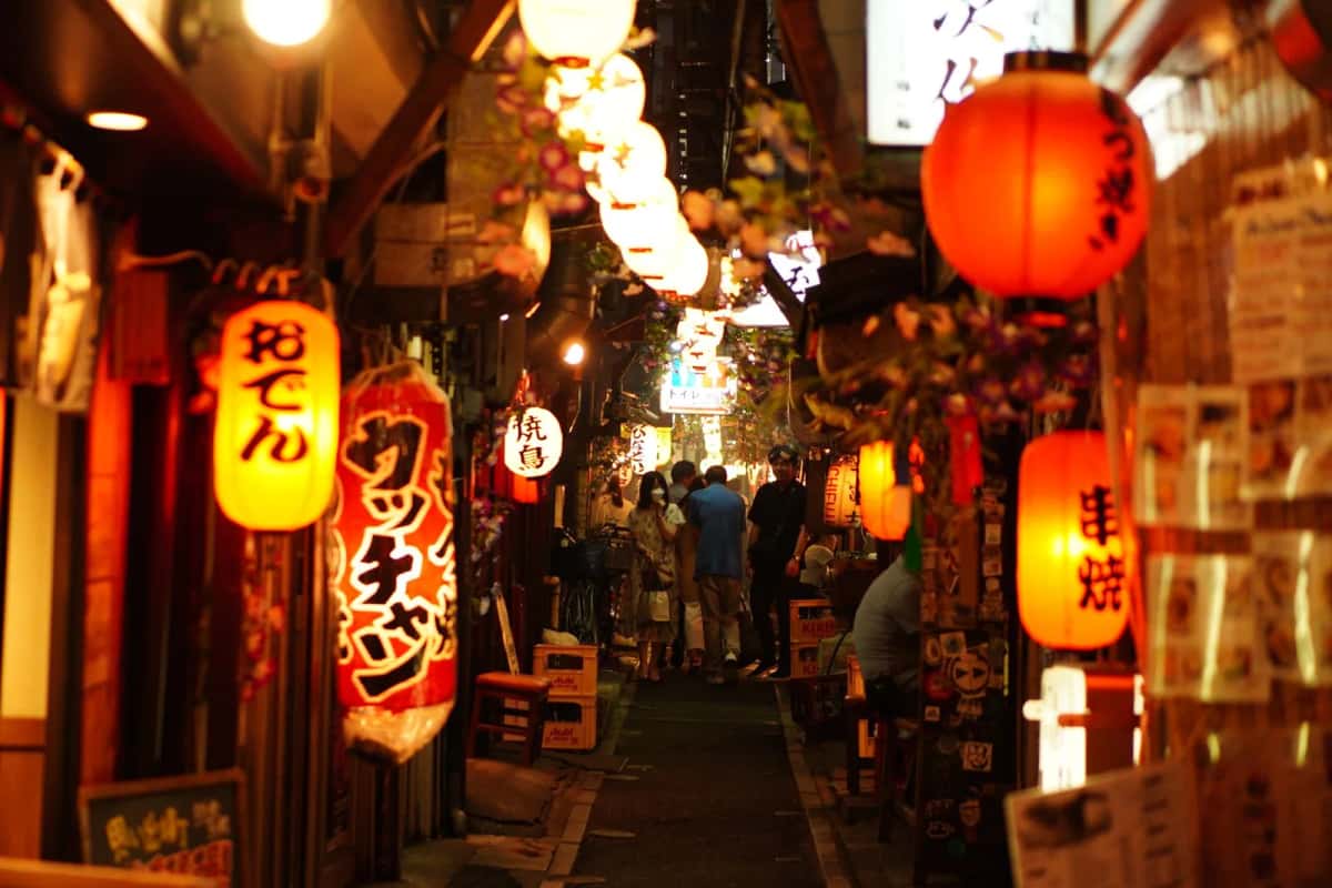 Ruelle d'Omoide Yokocho éclairée par des lanternes oden et yakitori, Shinjuku, Tokyo